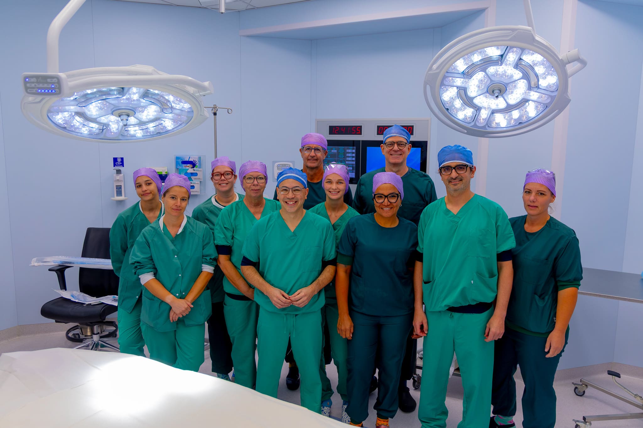 Medical pioneer Dr. Diego González Rivas performs advanced lung surgery in Aruba