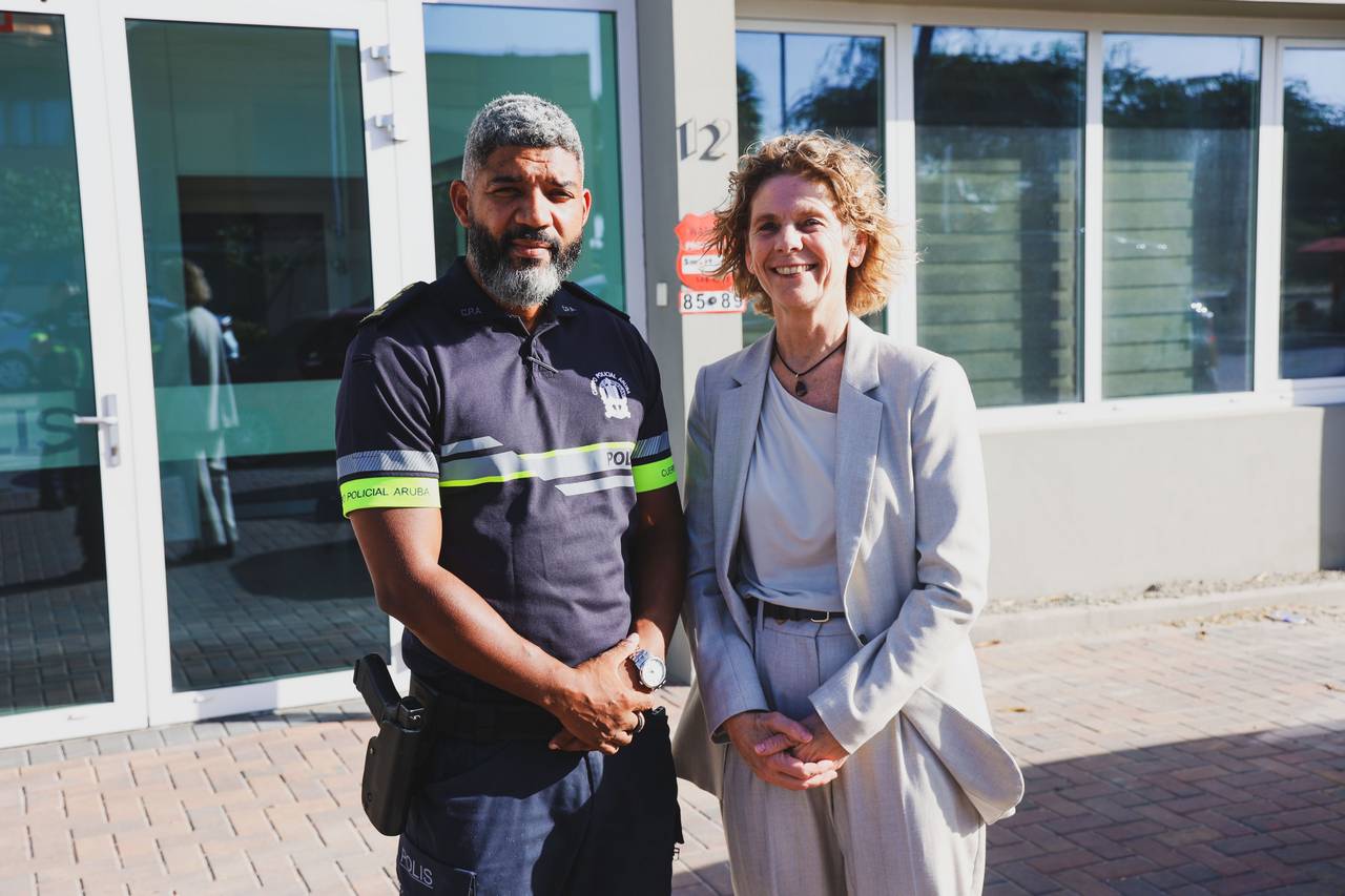 Chief of the Dutch Police tours Aruba police facilities