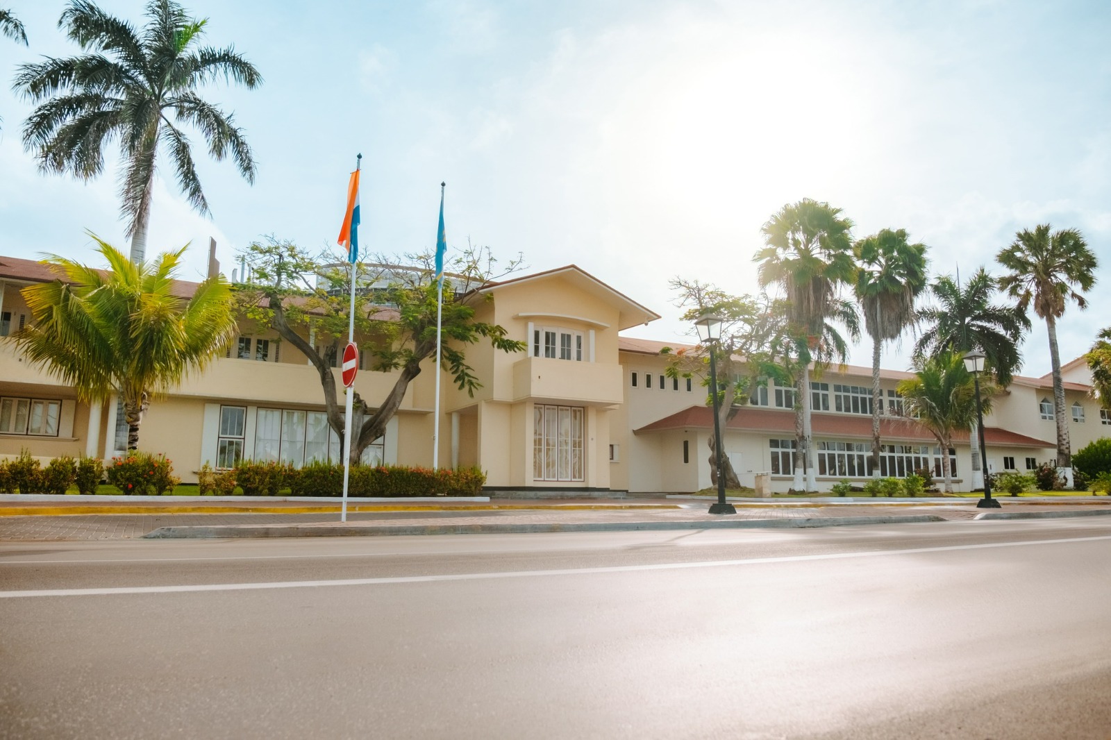 Phoneconference Prime Minister Aruba Mike Eman and us Consul General Ramon Negron  