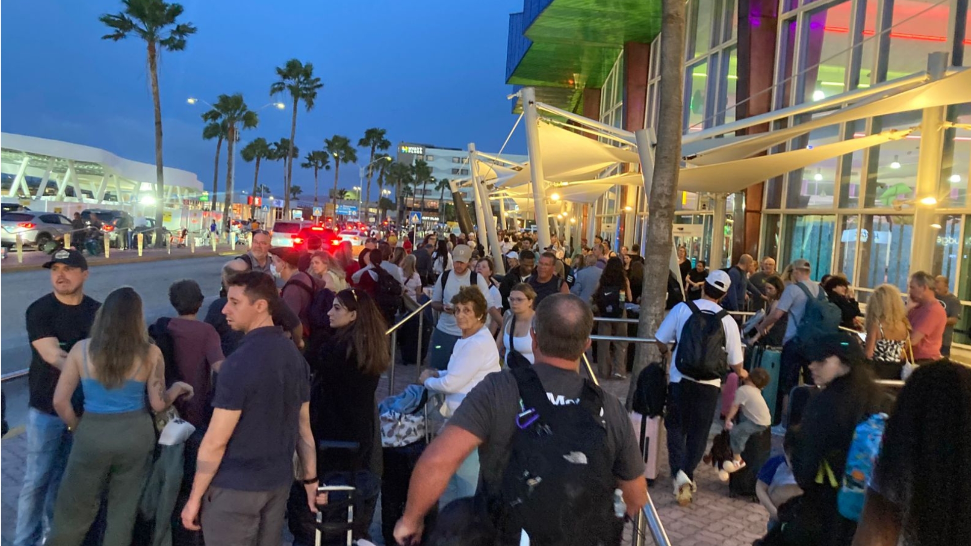 Nearly 200 tourists stranded waiting for transport at Aruba airport
