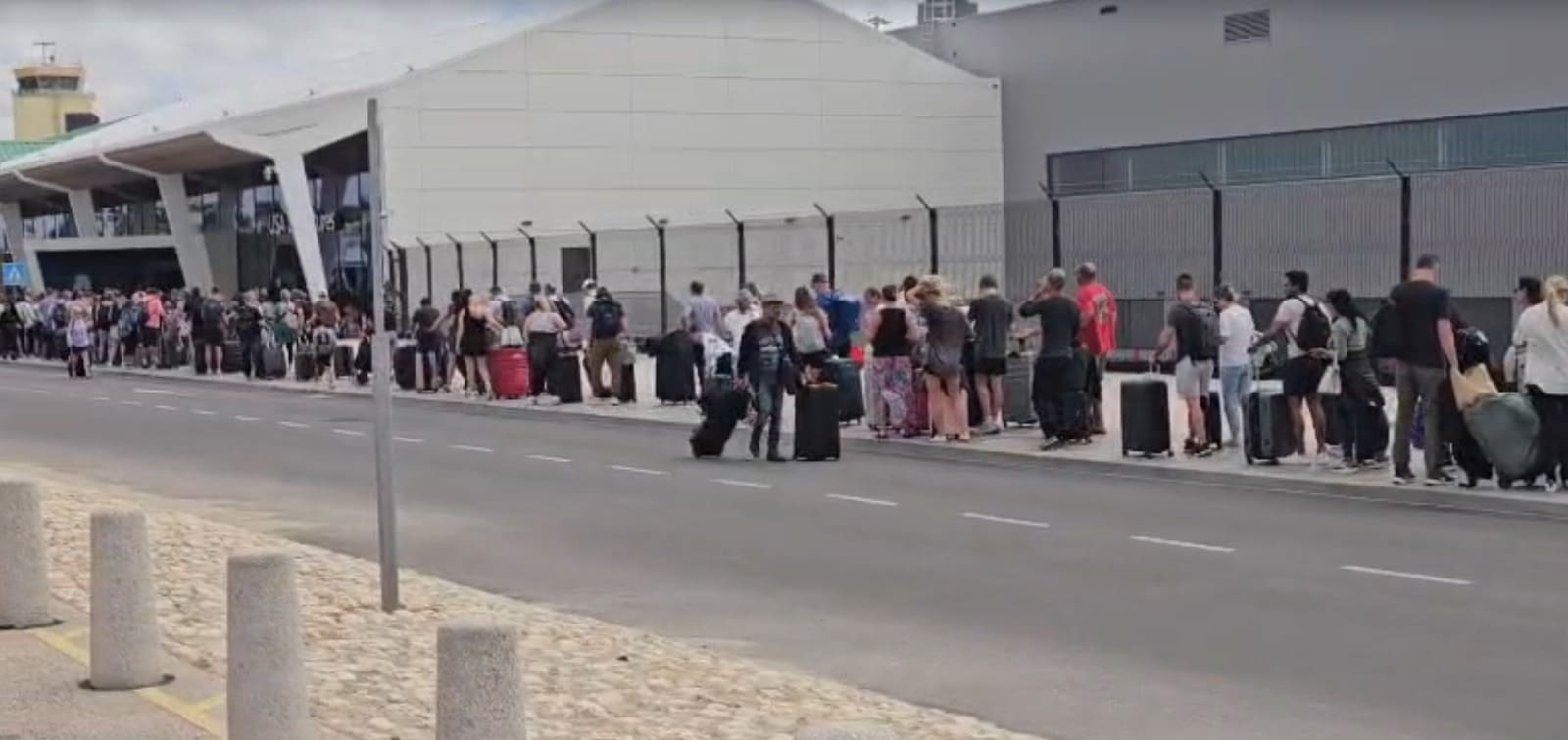 Busy Sunday at Aruba airport as flight cancellations cause surge in passengers