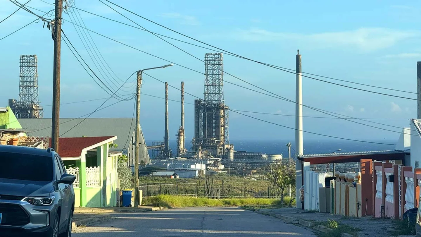 Government lends 7 million florin for chimney removal at refinery site